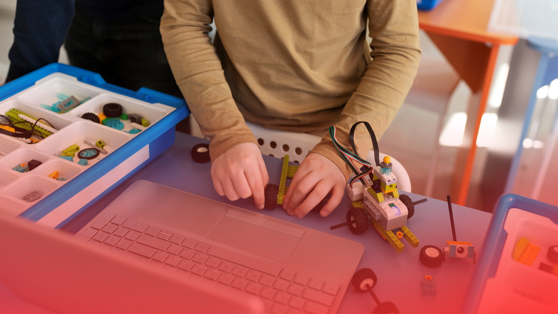 Aprendizagem Baseada em Desafios: A Metodologia que Deve Crescer em 2026 (e Como Aplicá-la com Kits Educacionais)