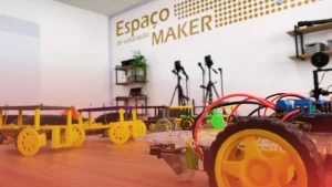 Leia mais sobre o artigo Laboratórios do Futuro: Por Que Espaços Maker São o Novo Centro da Escola em 2026